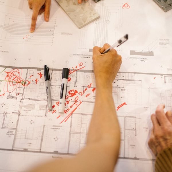 Hoe architectuur en kantoormeubilair samen een merkidentiteit versterken