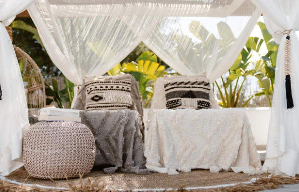 Hoe zachte elementen je slaapkamer een gevoel van geborgenheid geven